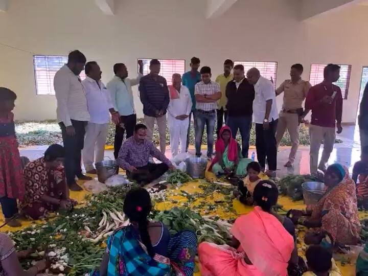 त्यासमोरच नंदी आहे. मंदिराचे खांब पाषाणाचेच असून, त्यावर कोरीव काम आहे. या मंदिराच्या पूर्वेलाच गौतम 'मंदिर आहे. गौतम ऋषींचे तेथे वास्तव्य होते, असे सांगितले जाते. या मंदिराचे पुजारी महादलिंग महाराज कंठाळे यांच्या पूर्वजांनी भाजी-भाकरीची परंपरा सुरू केली.