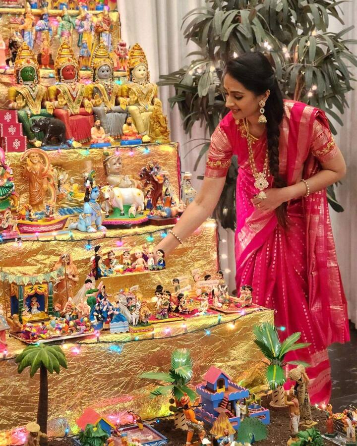 తాజాగా చుట్టుపక్కల వారితో కలిసి సంక్రాంతి సంబురాలు జరుపుకుంది. Photo Credit: Laya Gorty/Instagram