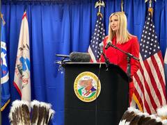 जब बोर्डिंग स्कूल से बचने के लिए डोनल्ड ट्रंप की लाडली इवांका ने पकड़ी थी मॉडलिंग की राह