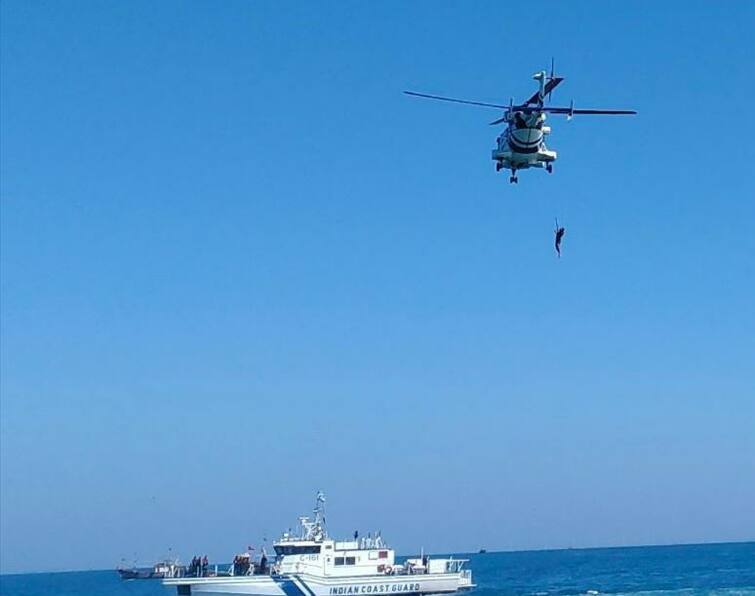 Indian Coast Guard soldiers rescued the fishermen in the sea Porbandar: મધ દરિયે કોસ્ટગાર્ડનું દિલધડક રેસ્કયું, મોતના મુખમાંથી માછીમારોને બચાવી લીધા