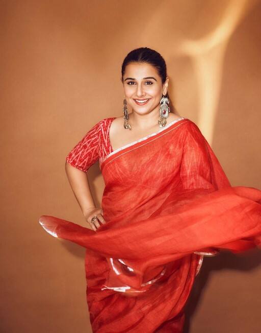 बॉलीवुड अभिनेत्री, विद्या बालन ने अपनी फिल्म ‘बॉबी जासूस’ के लिए भिखारी बन कर प्रमोशन किया था. उन्हें हैदराबाद के एक स्टेशन के बाहर भीख मांगते देखा गया था. यह भी बताया गया कि उसे एक महिला ने कोई काम नहीं करने और भीख मांगने के लिए डांटा था. (इंस्टाग्राम/balanvidya)