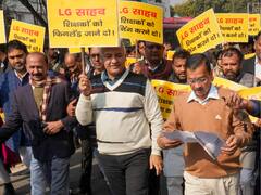 In Photos: दिल्ली में CM केजरीवाल के साथ AAP विधायकों का एलजी आवास तक पैदल मार्च, देखें तस्वीरें