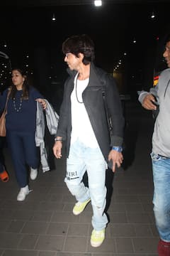 Shah Rukh Khan Pics: दुबई में 'पठान' का जलवा बिखरने के बाद लौटे शाहरुख खान, एयरपोर्ट पर डैसिंग लुक में हुए स्पॉट