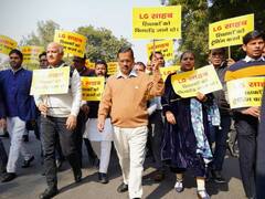 अरविंद केजरीवाल के साथ AAP विधायकों का LG हाउस तक मार्च, CM बोले- 'उपराज्यपाल फैसला लेने के लिए स्वतंत्र नहीं'