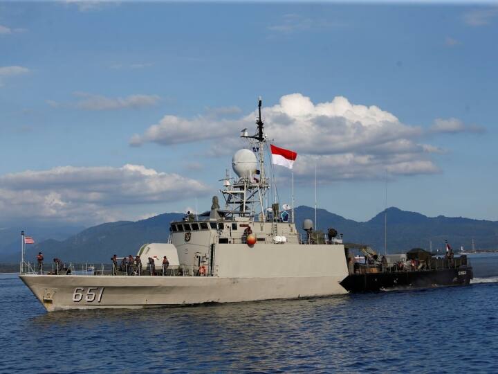 Indonesia China natuna dispute Indonesia sends warship Chinese coast guard vessel natuna dispute चीन की नापाक चालों पर नजर रखने के लिए इंडोनेशिया ने भेजा युद्धपोत, विवाद गहराया