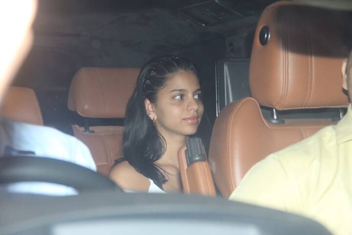 नो मेकअप लुक में स्पॉट हुई सुहाना खान ने वहाइट वेस्ट और और ग्रे जैकेट के साथ ब्लैक ट्राउजर कैरी किया था.