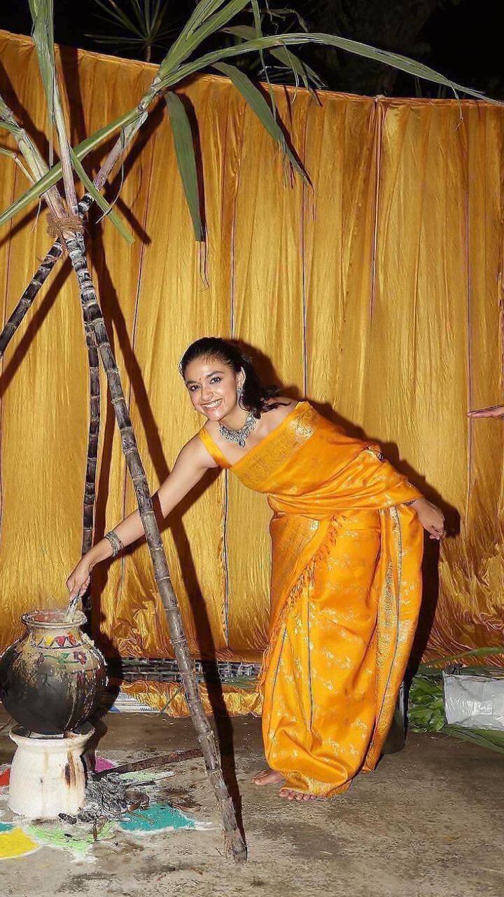 பொங்கல் வைத்து போஸ் கொடுக்கும் கீர்த்தி