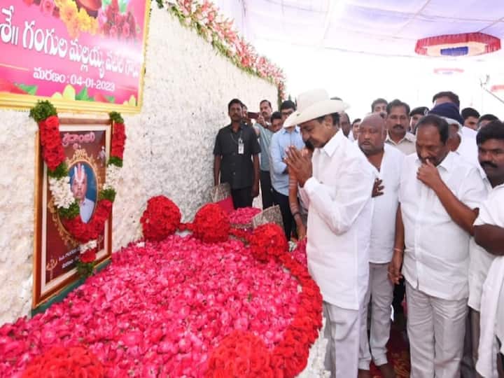CM KCR Visited Minister Gangula Kamalakar Home Due to His Father Died Ten Days Back CM KCR: మంత్రి గంగుల కమలాకర్ ను పరామర్శించిన సీఎం కేసీఆర్ - మల్లయ్య చిత్రపటానికి పుష్పాంజలి