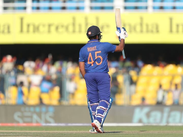 Rohit Sharma completed his 7000 International runs at Indian in ODI series against Sri Lanka IND vs SL रोहित शर्मा ने घरेलू सरज़मीं पर अपने नाम किया यह खास रिकॉर्ड, ऐसा करने वाले बने छठे भारतीय बल्लेबाज़