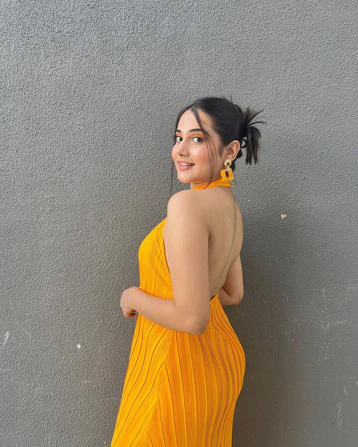 उर्फी जावेद की छोटी बहन अस्फी जावेद इन दिनों सोशल मीडिया पर छाई हुई है. उनकी तस्वीरें आते ही सोशल मीडिया पर वायरल हो जाती है.