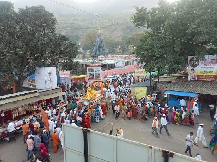 maharashtra news nashik news Devotees Payi Dindi entered in Trimbakeshwer for sant nivruttinath yatra Nashik Trimbakeshwer Yatra : डोक्यावर तुळशी वृंदावन, माऊलीचा गजर, नाथांच्या वारीला त्र्यंबक नगरी दुमदुमली! 