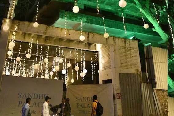 डेकोरेट केलेलं राहुलचं घर अतिशय आकर्षक दिसत आहे.