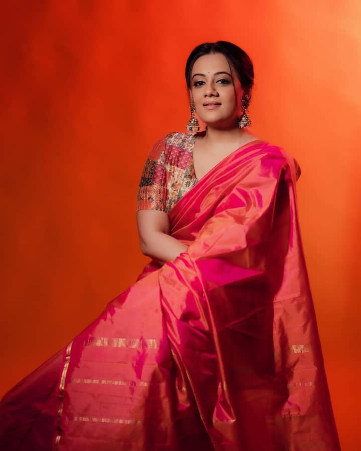 अभिनेत्री आणि कवयित्री म्हणून नाव कमावणारी अभिनेत्री स्पृहा जोशी पुन्हा टेलिव्हिजनवर परतली आहे.(फोटो सौजन्य :spruhavarad/इंस्टाग्राम)