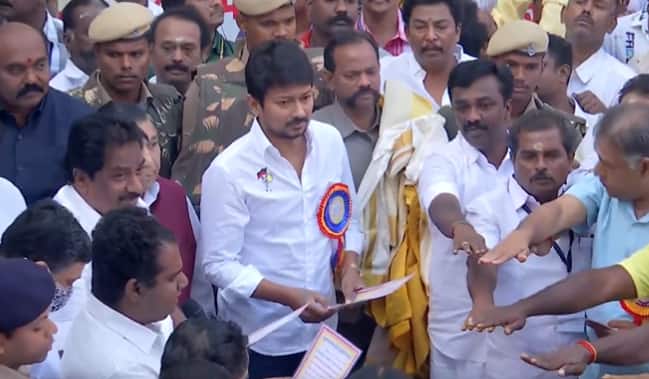 Tamil Nadu Minister Udhayanidhi Stalin flagged off world-famous Alanganallur Jallikattu 2023 in Madurai