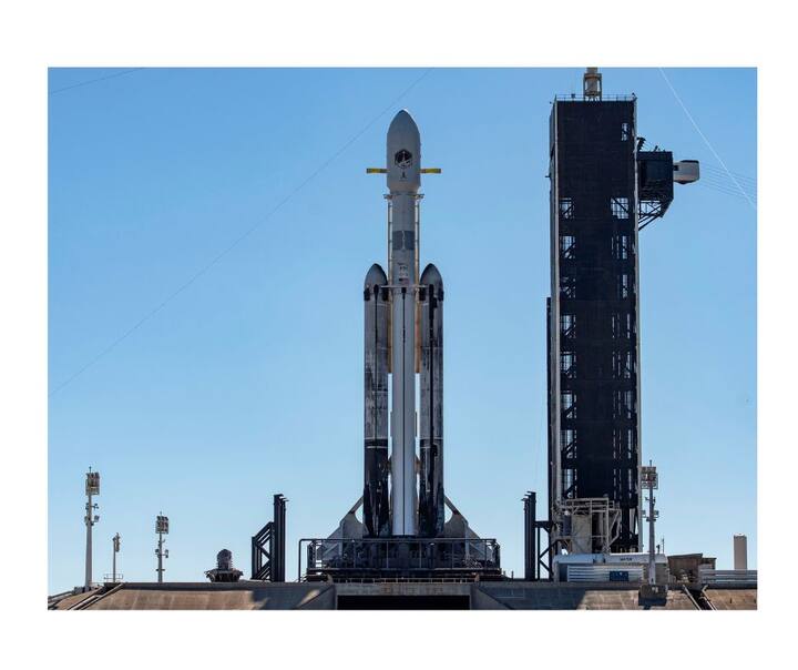 स्पेसएक्सने अमेरिकन अंतराळ संशोधन संस्था नासाच्या (NASA) कॅनडी स्पेस सेंटरवरून एक हेव्ही फॉल्कन रॉकेट लाँच केलं आहे. स्पेसएक्स कंपनीकडून कंटीन्यूअस ब्रॉडकास्ट ऑगमेंटिंग SATCOM 2 USSF-67 (CBAS-2 Mission) सॅटेलाइट लाँच करण्यात आलं आहे.  ( PC : SpaceX/twitter )