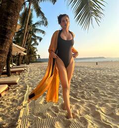 Aisha Sharma Photos: कभी बिकिनी तो कभी मोनोकिनी पहन इंटरनेट पर आग लगाती है ये हसीना, कातिलाना है पोज़ देने का अंदाज़!