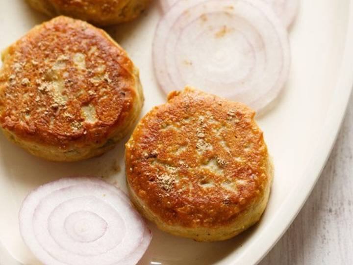 कबाब को पुदीने की चटनी के साथ मिलाकर एक पौष्टिक के साथ खा सकते हैं. इस कबाब में पनीर की स्टफिंग होती है. यह सभी लोगों को काफी पसंद आने वाली है. बच्चे से लेकर बूढ़े तक को यह रेसिपी काफी अच्छी लगने वाली है.