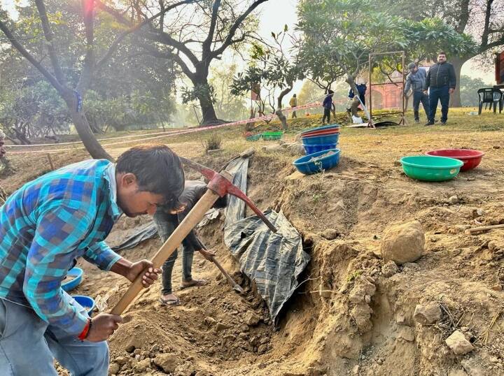 पांडवों की राजधानी इंद्रप्रस्थ से पर्दा उठाने के लिए पुराना किले में फिर से खुदाई फिर शुरू होने वाली है. सोमवार को भारतीय पुरातत्व सर्वेक्षण ने पुराने किले में फिर से खुदाई शुरू करेगी. आजादी के बाद से यह पांचवां प्रयास है.जब इस मामले से पर्दा उठाने के लिए खोदाई शुरू की गई है.