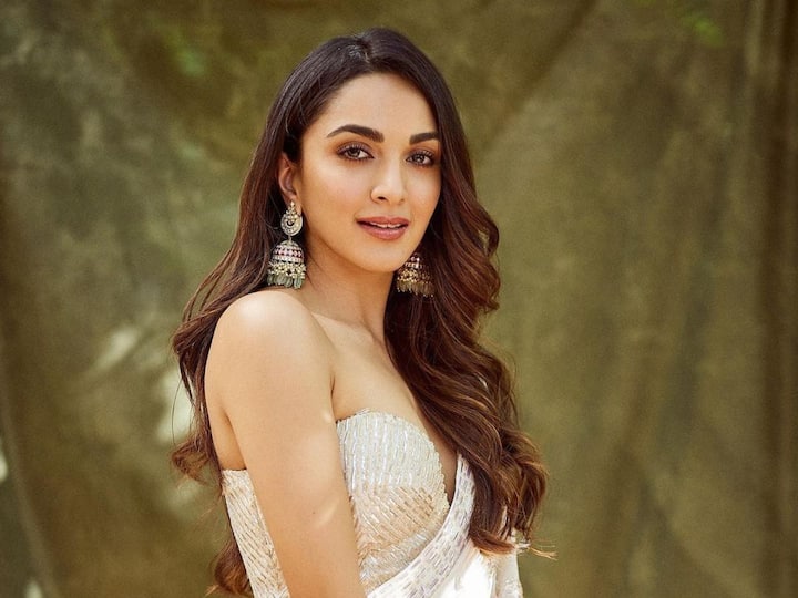 Kiara Advani Pictures: বলিউডের অন্যতম জনপ্রিয় অভিনেত্রী কিয়ারা আডবাণী। একের পর এক ছবি থেকে বিজ্ঞাপন সর্বত্রই তিনি নজরে পড়েন। মুক্তির অপেক্ষায় তাঁর ছবি 'সত্যপ্রেম কি কথা'। এক নজরে তাঁর বলিউড যাত্রা।