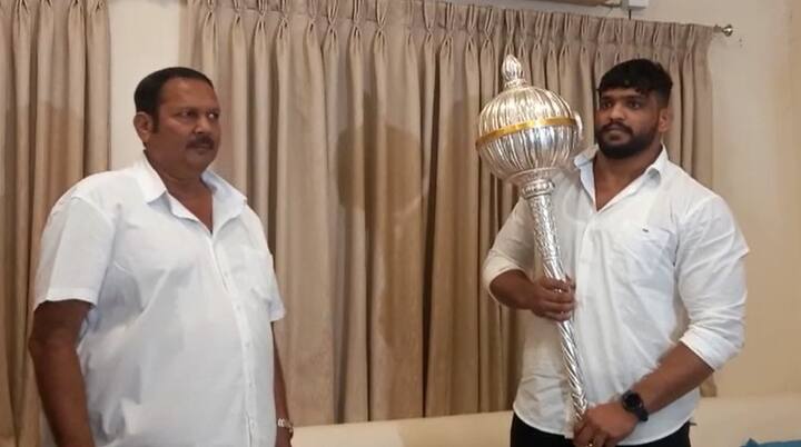 यावेळी उदयनराजेंनी महाराष्ट्र केसरी शिवराज राक्षेचा सत्कार केला.