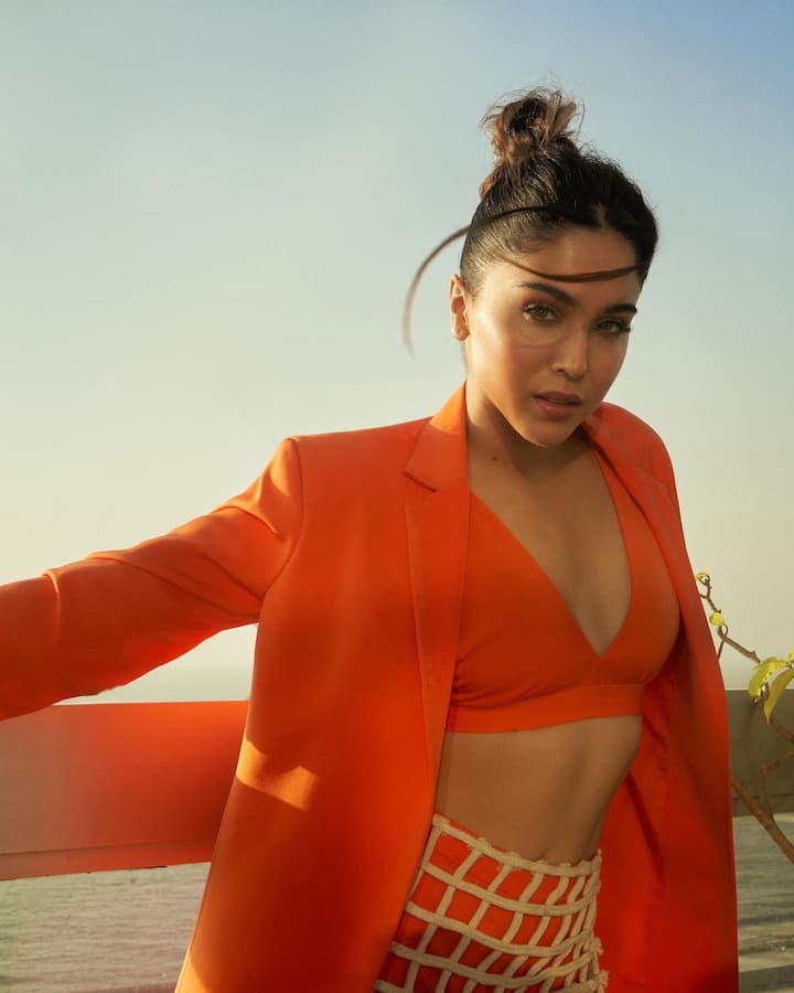 त्यावर तिने कटआऊट नेट स्कर्ट्स परिधान केला होता. तिच्या या लूकने सर्वांचे लक्ष वेधले आहे.(फोटो सौजन्य :sharvari/इंस्टाग्राम)
