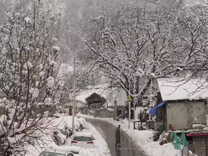 Weather Forecast: दिल्ली समेत उत्तर भारत में शीतलहर का कहर जारी है. मौसम विभाग के मुताबिक, अगले तीन दिनों तक ठंड से राहत मिलने की संभावना नहीं है.