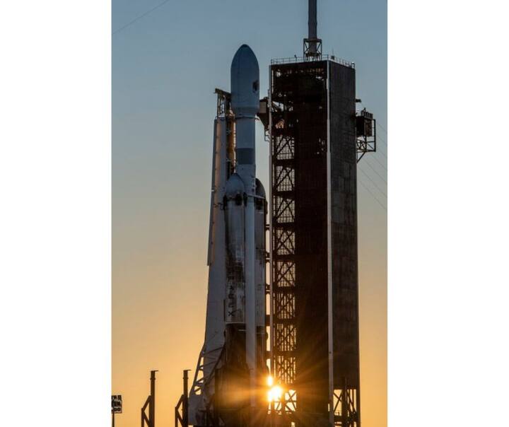 फाल्कन हेवी रॉकेट सुमारे 64 मेट्रिक टन कक्षेत पोहोचू शकतो. USSF-67 या सॅटेलाईटचे वजन 18,747 विमानांच्या वजनाएवढे आहे. ( PC : SpaceX/twitter )