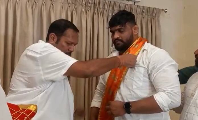 महाराष्ट्र केसरी शिवराज राक्षेने आज खासदार उदयनराजे भोसले यांची भेट घेतली.