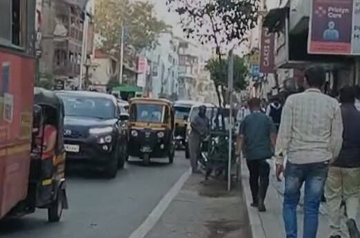 पु्ण्यातील टिळक रोडवर अतिक्रमणाची कारवाई करण्यात आली आहे.