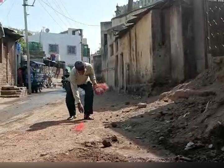 पतंगोत्सवात कापलेल्या पतंगांचा मांजा रस्त्यावर पडतो किंवा झाडाझुडपांमध्ये अडकतो. अर्धवट राहिलेल्या मांजामुळे अनेक पक्षी आणि नागरीक जखमी झाल्याच्या घटना घडलेल्या आहेत.