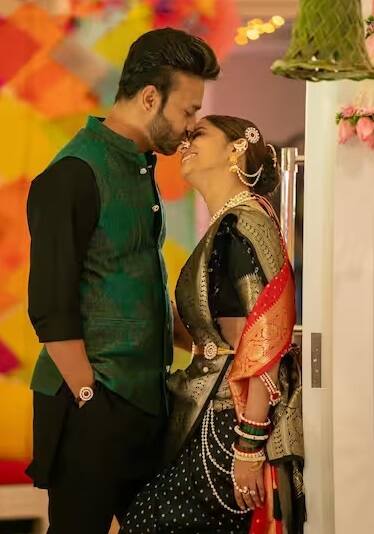 તાજેતરમાં અંકિતા લોખંડેએ પતિ વિકી જૈન સાથે મકરસંક્રાંતિની ઉજવણી કરી હતી. જેની તસવીરો અભિનેત્રીએ 16 જાન્યુઆરી 2023ના રોજ તેના ઈન્સ્ટાગ્રામ હેન્ડલ પર શેર કરી હતી.