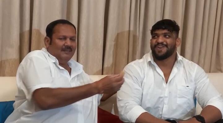 त्याचं भरभरुन कौतुक केलं.