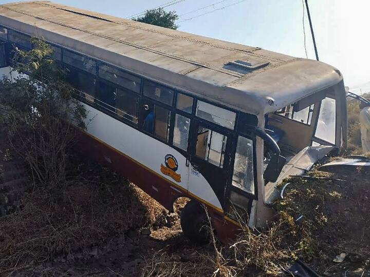 Pune bus Accident Maharashtra bus going from Pune to Latur fell into gorge more than 20 people injured Pune Bus Accident: महाराष्ट्र में दो हफ्तों में दूसरा बड़ा हादसा, पुणे से लातूर जा रही बस खाई में गिरी, 53 यात्री घायल