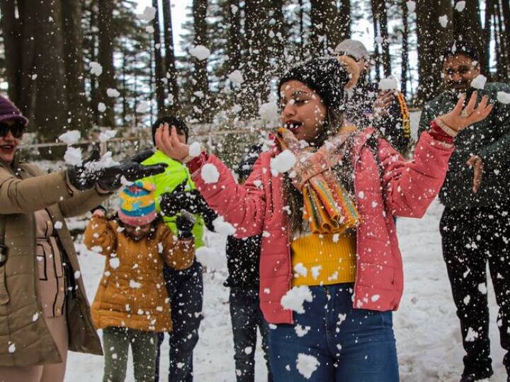 कश्मीर के पर्यटक स्थल गुलमर्ग और पहलगाम में भी लगातार बर्फबारी हो रही है, जिसकी वजह से लोगों का स्थल में जमावड़ा लग गया है.