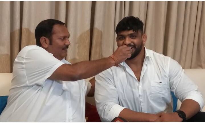 “शिवराज राक्षेला मनापासून शुभेच्छा. तो तरुण आहे, त्याला भरपूर स्कोप आहे. ऑलिम्पिक सारख्या स्पर्धांमध्ये मोठं राजकारण पाहायला मिळतं. ते थांबलं पाहिजे” असं उदयनराजे म्हणाले.