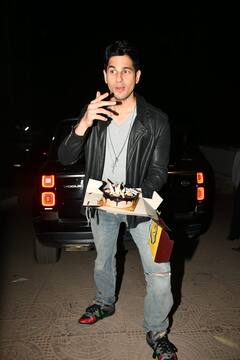 Sidharth Malhotra Birthday: पैपराजी के साथ सिद्धार्थ मल्होत्रा ने सेलिब्रेट किया बर्थडे, केक कटिंग कर जीता सबका दिल