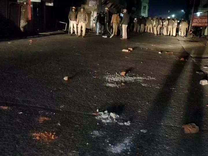 UP News Aligarh Stone pelting after dispute two communities 2 people injured police force deployed ANN Aligarh News: अलीगढ़ में मटन की दुकान पर दो समुदाय के बीच भिड़ंत! पत्थरबाजी में दो लोग घायल, पुलिस फोर्स तैनात