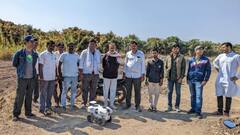 Photo : शेतकऱ्यांसाठी अमेरिकेचा रोबो माण तालुक्यात