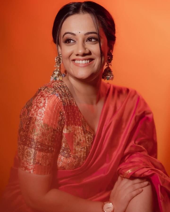 हे फोटो शेअर करताना तिने लिहलंय 'आयुष्यातील छोट्या छोट्या गोष्टी महत्त्वाच्या असतात!'(फोटो सौजन्य :spruhavarad/इंस्टाग्राम)