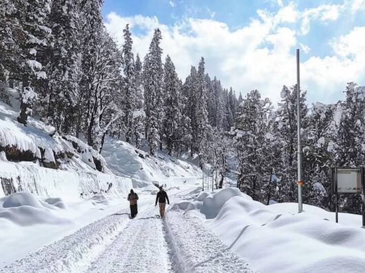 कश्मीर फिलहाल 40 दिनों की भयंकर सर्दी ‘चिल्लई-कलां’ की गिरफ्त में है. इस वक्त ज्यादातर इलाकों में स्नोफॉल होने की संभावना रहती है.