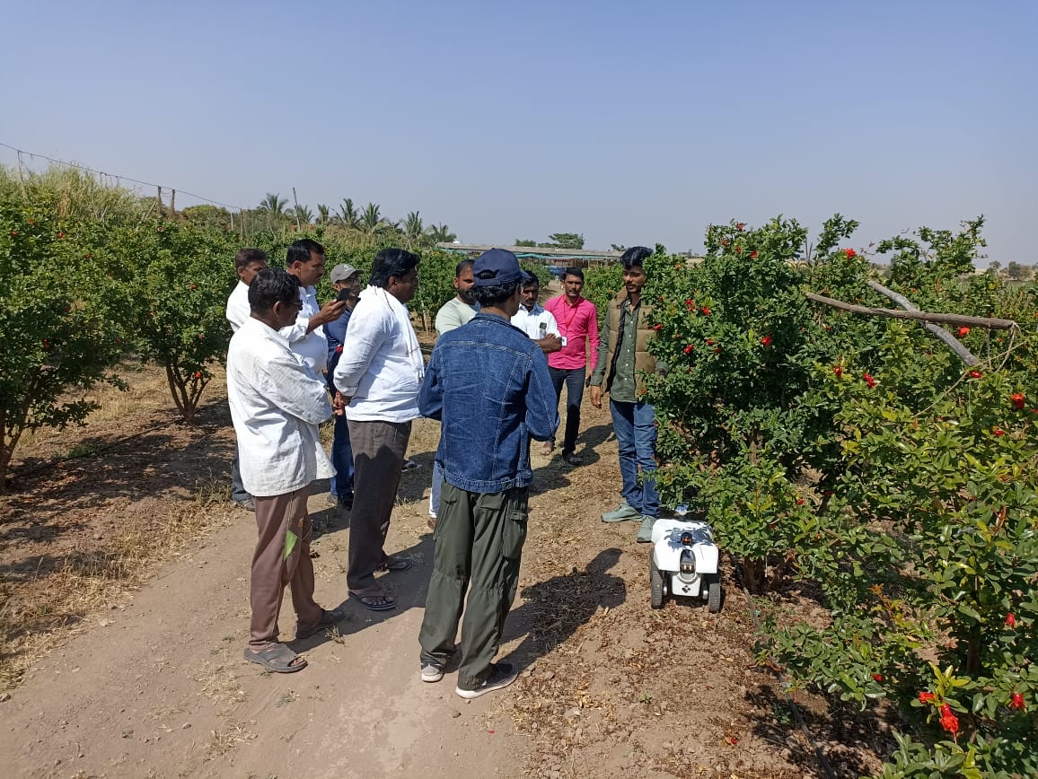 Agriculture News : अमेरिकेचा रोबो माणमध्ये, शेतकऱ्यांसाठी माणदेशी फाऊंडेशनचा पुढाकार, वाचा नेमका काय आहे फायदा?