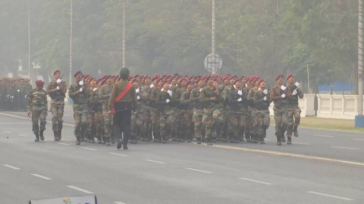 যান চলাচল বন্ধ করে চলে কুচকাওয়াজ। মহড়া চলাকালীন পুলিশি নিরাপত্তা ছিল চোখে পড়ার মতো।