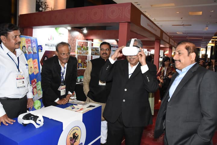 पालकमंत्री पाटील यांनी प्रदर्शनातील विविध दालनात प्रदर्शित वस्तू, उत्पादने, योजना आदींबाबत  संबंधितांशी चर्चा केली. बैठकीच्या निमित्ताने पुण्यातील उत्पादनांची माहिती परदेशातील प्रतिनिधींना करून देण्याचा हा उपक्रम स्तुत्य असल्याचे त्यांनी सांगितले. यानिमित्ताने स्थानिक उत्पादनांना ओळख मिळेल असा विश्वासही त्यांनी व्यक्त केला.