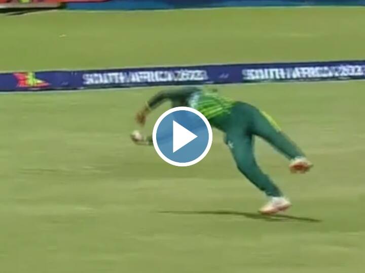 Pakistan's U19 Women captain Syeda Aroob Shah took shocking catch against England in U19 Women T20 World Cup Watch: U19 Women T20 World Cup कप में पाकिस्तान की कप्तान ने पकड़ा हैरान कर देने वाला कैच! वीडियो देख रहे जाएंगे दंग
