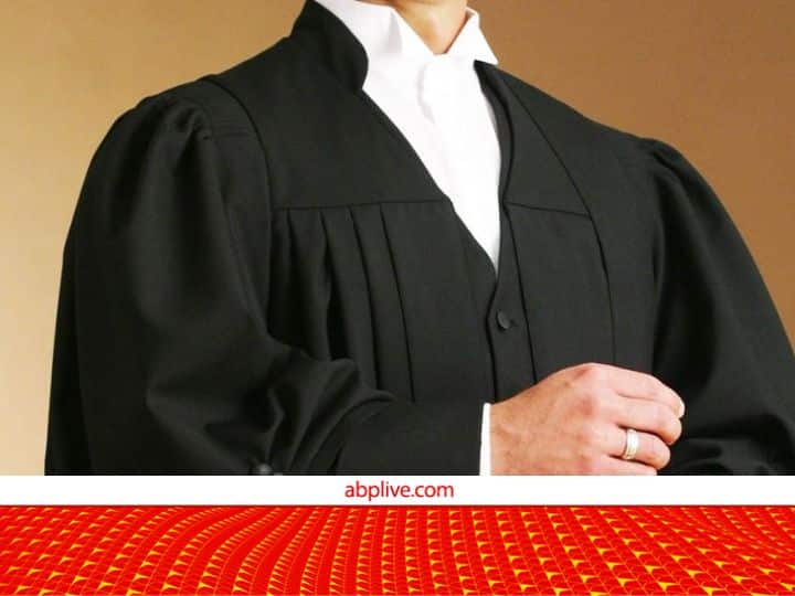 Why lawyers and judges always wear black coat know the reason here