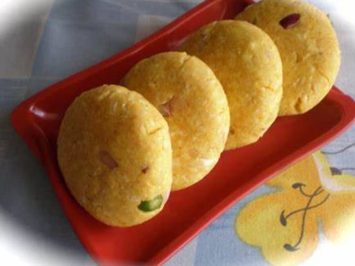 दही को एक बाउल में लें, उसमें बेसन, गरम मसाला, सफेद मिर्च पाउडर, इलायची पाउडर, मुरब्बा और नमक डालें। बहुत अच्छा मिश्रण दें.