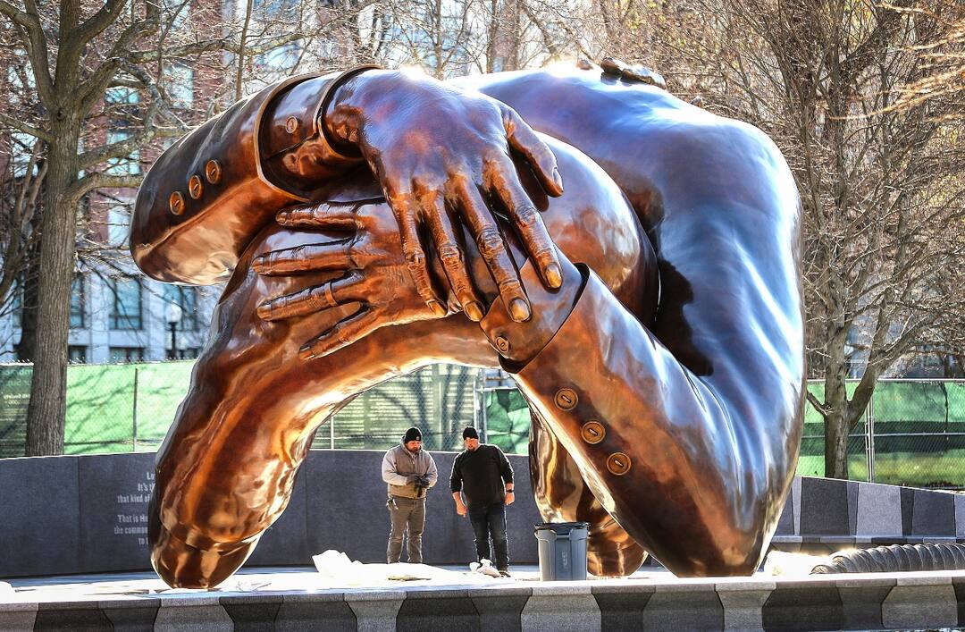 Boston unveils new sculpture honoring Martin Luther King Jr and Coretta Scott King Civil Rights Movement आयुष्यभर मानवी हक्कांसाठी लढला अन् नोबेल मिळाल्यानंतर पत्नीला घट्ट मिठी मारली, मार्टिन ल्यूथर किंग यांच्या 'त्या' क्षणाच्या शिल्पाचं अनावरण
