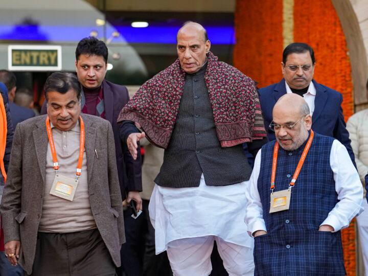 केंद्रीय गृह मंत्री अमित शाह ने कहा कि कोरोना महामारी के कारण बीजेपी का सदस्यता अभियान समय पर हो नहीं पाया और जब तक बूथ से लेकर राष्ट्रीय अध्यक्ष तक के चुनाव नहीं हो जाते, तब तक राष्ट्रीय अध्यक्ष को चुनना संवैधानिक रूप से संभव ही नहीं था.