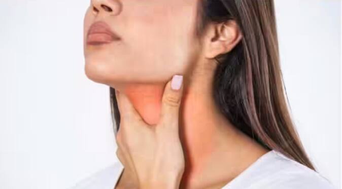 ਜੇਕਰ ਤੁਹਾਨੂੰ ਬਹੁਤ ਜ਼ਿਆਦਾ ਠੰਢ ਲੱਗਦੀ ਹੈ, ਤਾਂ ਤੁਹਾਨੂੰ ਹਾਈਪੋਥਾਈਰੋਡਿਜ਼ਮ ਦੀ ਸਮੱਸਿਆ ਵੀ ਹੋ ਸਕਦੀ ਹੈ, ਭਾਵ ਕਿ ਤੁਹਾਡੀ ਥਾਇਰਾਇਡ ਗਲੈਂਡ ਲੋੜੀਂਦੇ ਥਾਇਰਾਇਡ ਹਾਰਮੋਨ ਦਾ ਉਤਪਾਦਨ ਨਹੀਂ ਕਰ ਰਹੀ ਹੈ। ਜਦੋਂ ਹਾਰਮੋਨ ਦਾ ਪੱਧਰ ਠੀਕ ਨਹੀਂ ਹੁੰਦਾ ਹੈ, ਤਾਂ ਤੁਹਾਡਾ ਮੈਟਾਬੋਲਿਜ਼ਮ ਹੌਲੀ ਹੋ ਜਾਂਦਾ ਹੈ ਜਿਸ ਕਾਰਨ ਸਰੀਰ ਵਿੱਚ ਗਰਮੀ ਪੈਦਾ ਨਹੀਂ ਹੁੰਦੀ ਹੈ।