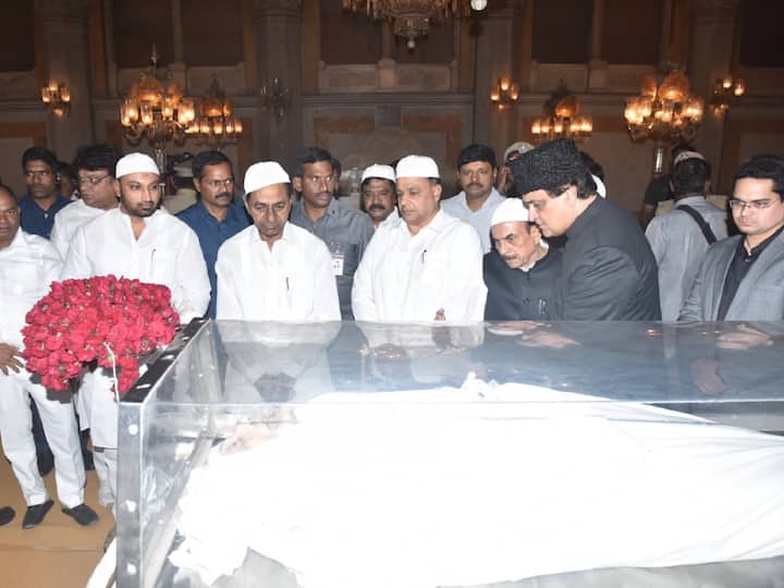 Telangana CM KCR pays tribute to last Nizam Of Hyderabad Mukarram Jah at chowmahalla palace Hyderabad KCR Tributes Mukarram Jah: హైదరాబాద్ చివరి నిజాం ముకర్రం ఝాకు నివాళులర్పించిన సీఎం కేసీఆర్‌